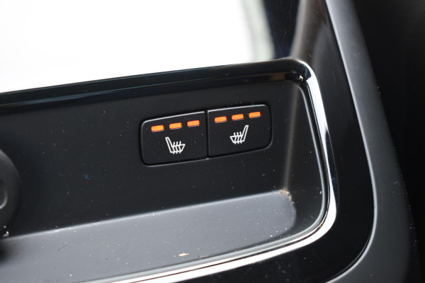 Volvo V60 T6 350PK Plug-in Hybrid AWD Ultimate Bright / Adaptive Cruise Control / Harman Kardon / 360 Camera / Elektrisch glazen schuif-kanteldak / Head-up Display / Nappa leer met stoelventilatie / Elektrisch verstelbare stoelen met geheugen / Stoelverwarming / Stuurverwarming