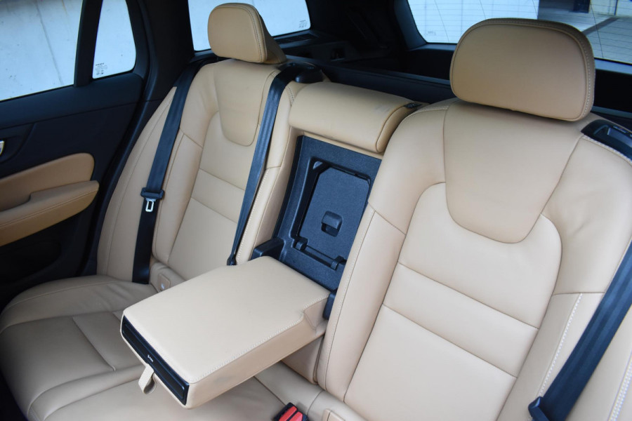 Volvo V60 T6 350PK Plug-in Hybrid AWD Ultimate Bright / Adaptive Cruise Control / Harman Kardon / 360 Camera / Elektrisch glazen schuif-kanteldak / Head-up Display / Nappa leer met stoelventilatie / Elektrisch verstelbare stoelen met geheugen / Stoelverwarming / Stuurverwarming