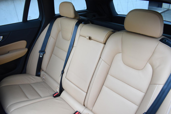 Volvo V60 T6 350PK Plug-in Hybrid AWD Ultimate Bright / Adaptive Cruise Control / Harman Kardon / 360 Camera / Elektrisch glazen schuif-kanteldak / Head-up Display / Nappa leer met stoelventilatie / Elektrisch verstelbare stoelen met geheugen / Stoelverwarming / Stuurverwarming