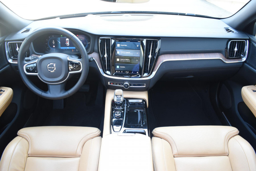 Volvo V60 T6 350PK Plug-in Hybrid AWD Ultimate Bright / Adaptive Cruise Control / Harman Kardon / 360 Camera / Elektrisch glazen schuif-kanteldak / Head-up Display / Nappa leer met stoelventilatie / Elektrisch verstelbare stoelen met geheugen / Stoelverwarming / Stuurverwarming