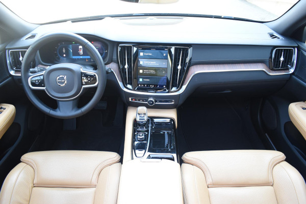 Volvo V60 T6 350PK Plug-in Hybrid AWD Ultimate Bright / Adaptive Cruise Control / Harman Kardon / 360 Camera / Elektrisch glazen schuif-kanteldak / Head-up Display / Nappa leer met stoelventilatie / Elektrisch verstelbare stoelen met geheugen / Stoelverwarming / Stuurverwarming