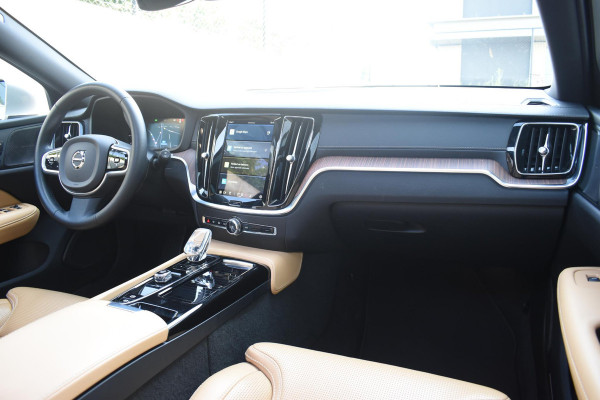 Volvo V60 T6 350PK Plug-in Hybrid AWD Ultimate Bright / Adaptive Cruise Control / Harman Kardon / 360 Camera / Elektrisch glazen schuif-kanteldak / Head-up Display / Nappa leer met stoelventilatie / Elektrisch verstelbare stoelen met geheugen / Stoelverwarming / Stuurverwarming