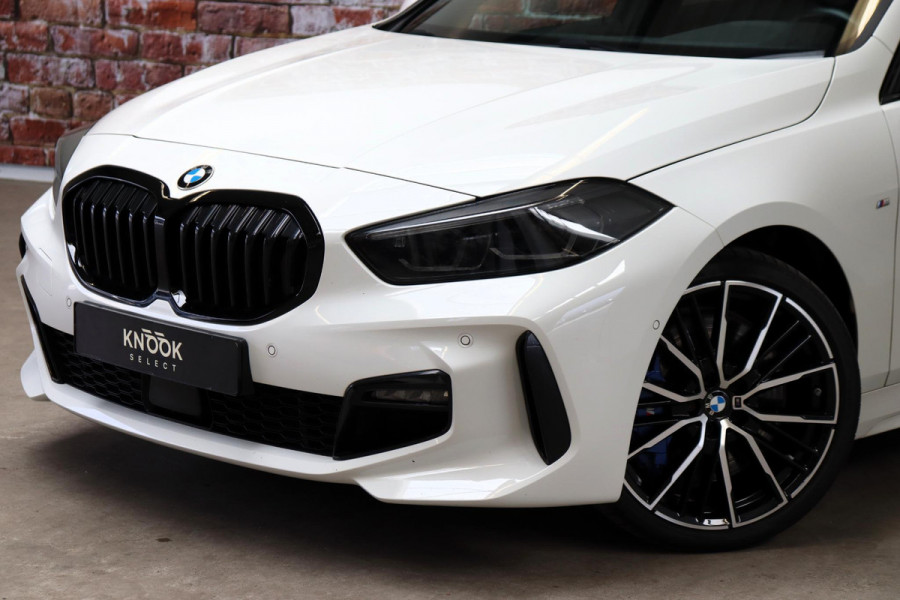 BMW 1-serie 118i High Executive M Sport Pakket Automaat / Live Cockpit Professional / Panoramadak / Lichtpakket / Shadow Line / Extra Getint Glas / 19 Inch / Achteruitrijcamera / Climate Control / Hifi / M Sportremsysteem / DAB / LED / Shadow Line