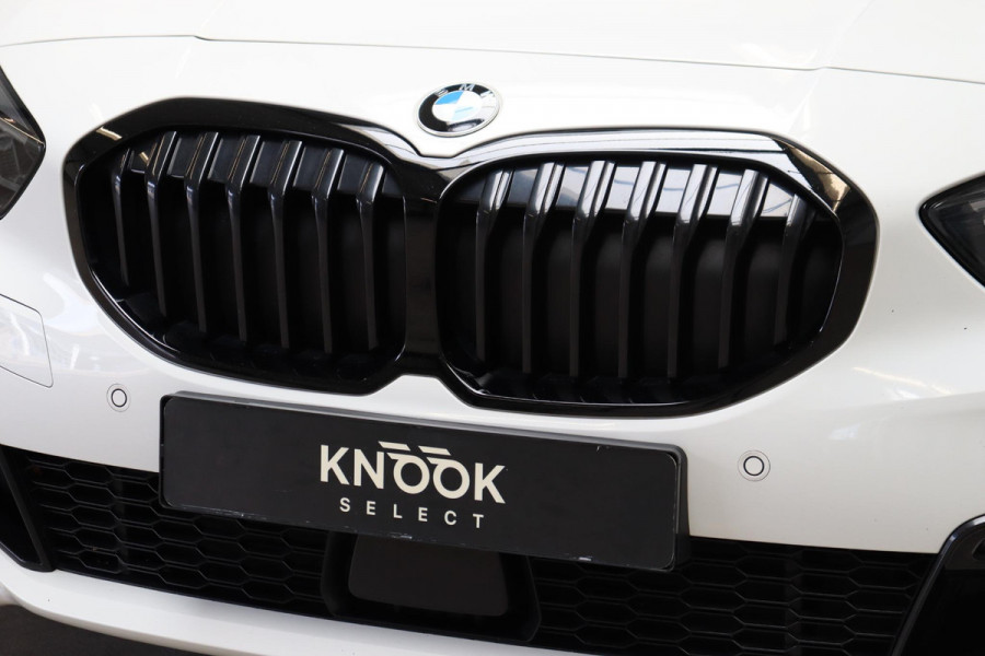 BMW 1-serie 118i High Executive M Sport Pakket Automaat / Live Cockpit Professional / Panoramadak / Lichtpakket / Shadow Line / Extra Getint Glas / 19 Inch / Achteruitrijcamera / Climate Control / Hifi / M Sportremsysteem / DAB / LED / Shadow Line