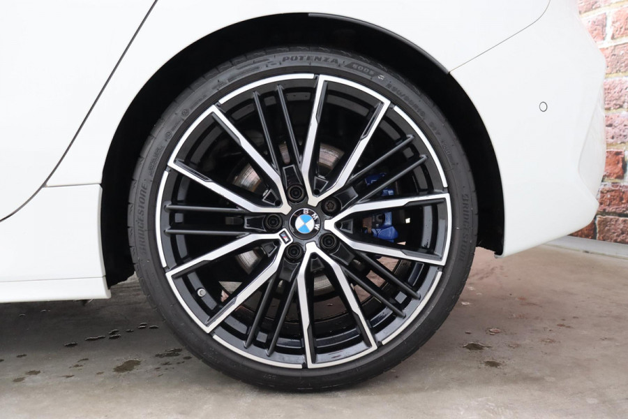 BMW 1-serie 118i High Executive M Sport Pakket Automaat / Live Cockpit Professional / Panoramadak / Lichtpakket / Shadow Line / Extra Getint Glas / 19 Inch / Achteruitrijcamera / Climate Control / Hifi / M Sportremsysteem / DAB / LED / Shadow Line