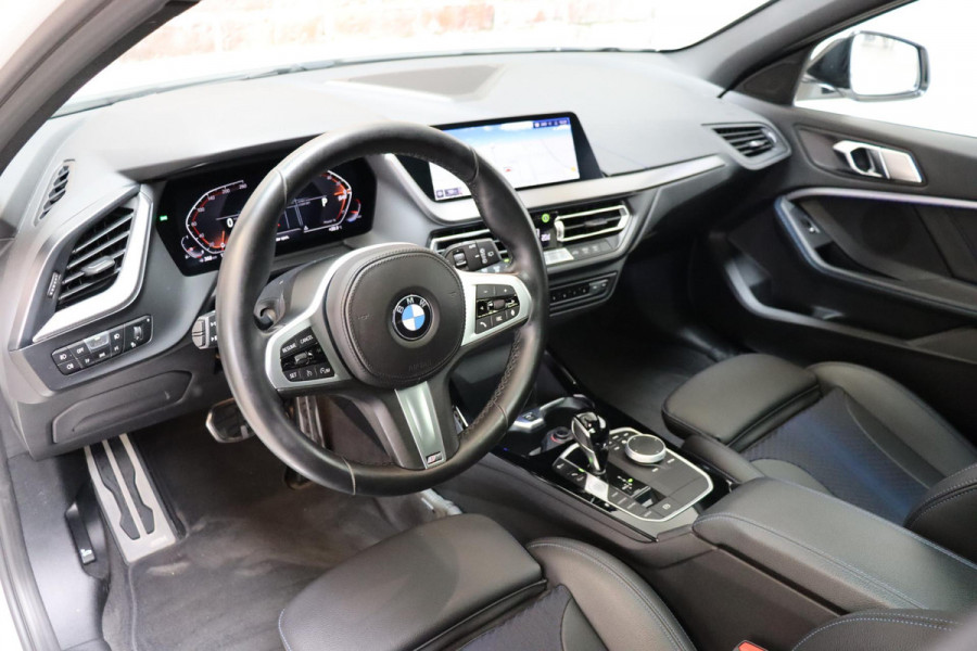 BMW 1-serie 118i High Executive M Sport Pakket Automaat / Live Cockpit Professional / Panoramadak / Lichtpakket / Shadow Line / Extra Getint Glas / 19 Inch / Achteruitrijcamera / Climate Control / Hifi / M Sportremsysteem / DAB / LED / Shadow Line