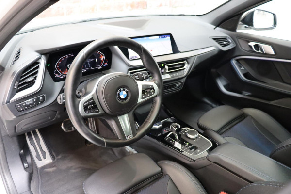 BMW 1-serie 118i High Executive M Sport Pakket Automaat / Live Cockpit Professional / Panoramadak / Lichtpakket / Shadow Line / Extra Getint Glas / 19 Inch / Achteruitrijcamera / Climate Control / Hifi / M Sportremsysteem / DAB / LED / Shadow Line