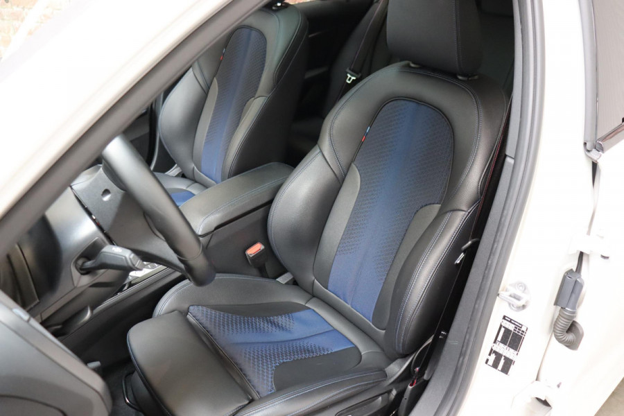 BMW 1-serie 118i High Executive M Sport Pakket Automaat / Live Cockpit Professional / Panoramadak / Lichtpakket / Shadow Line / Extra Getint Glas / 19 Inch / Achteruitrijcamera / Climate Control / Hifi / M Sportremsysteem / DAB / LED / Shadow Line