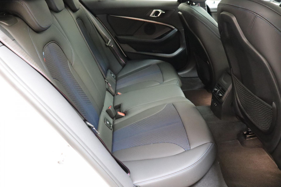 BMW 1-serie 118i High Executive M Sport Pakket Automaat / Live Cockpit Professional / Panoramadak / Lichtpakket / Shadow Line / Extra Getint Glas / 19 Inch / Achteruitrijcamera / Climate Control / Hifi / M Sportremsysteem / DAB / LED / Shadow Line