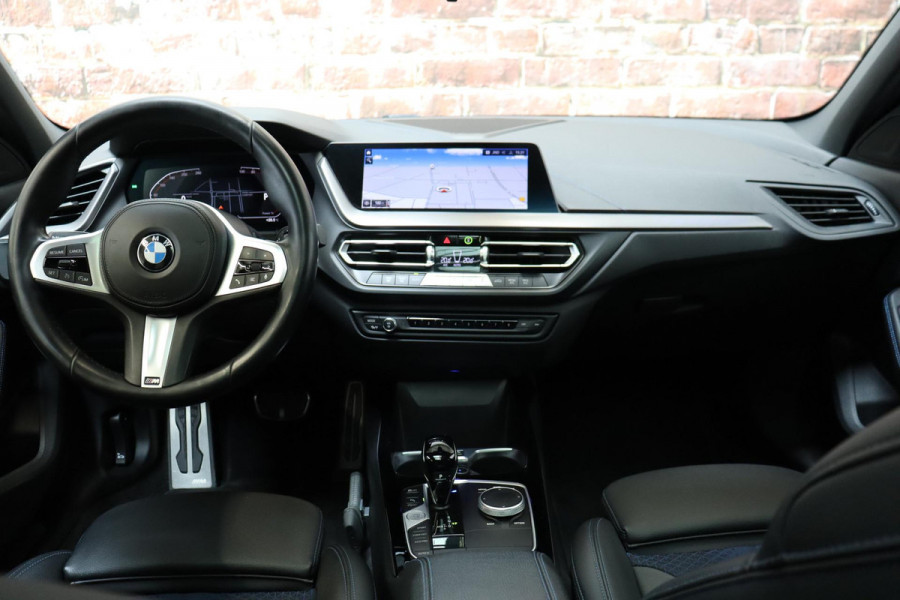 BMW 1-serie 118i High Executive M Sport Pakket Automaat / Live Cockpit Professional / Panoramadak / Lichtpakket / Shadow Line / Extra Getint Glas / 19 Inch / Achteruitrijcamera / Climate Control / Hifi / M Sportremsysteem / DAB / LED / Shadow Line