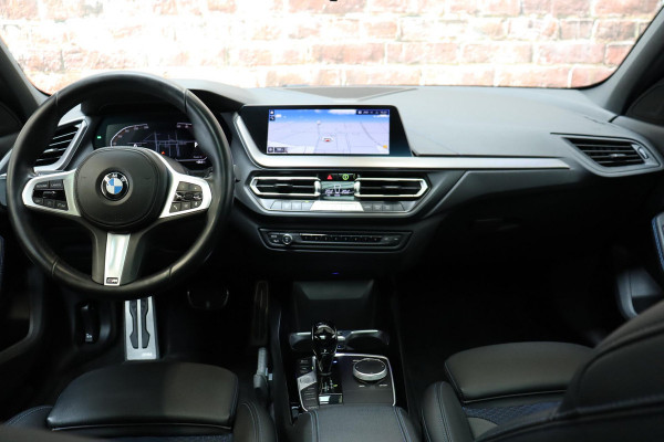BMW 1-serie 118i High Executive M Sport Pakket Automaat / Live Cockpit Professional / Panoramadak / Lichtpakket / Shadow Line / Extra Getint Glas / 19 Inch / Achteruitrijcamera / Climate Control / Hifi / M Sportremsysteem / DAB / LED / Shadow Line