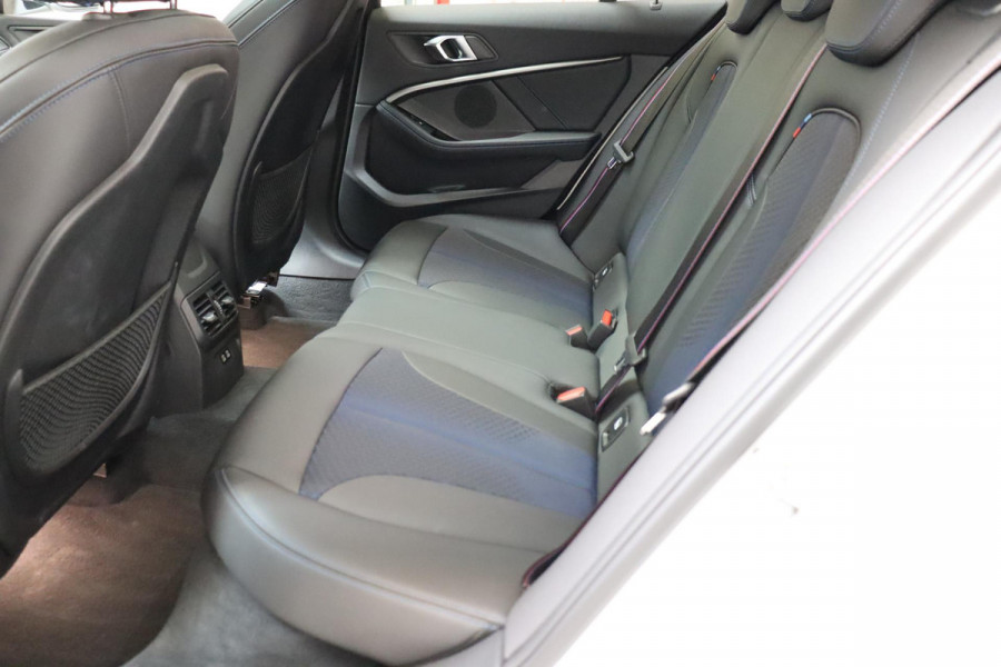 BMW 1-serie 118i High Executive M Sport Pakket Automaat / Live Cockpit Professional / Panoramadak / Lichtpakket / Shadow Line / Extra Getint Glas / 19 Inch / Achteruitrijcamera / Climate Control / Hifi / M Sportremsysteem / DAB / LED / Shadow Line