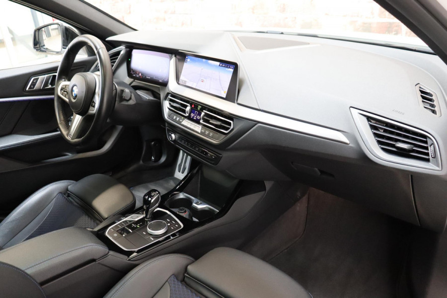 BMW 1-serie 118i High Executive M Sport Pakket Automaat / Live Cockpit Professional / Panoramadak / Lichtpakket / Shadow Line / Extra Getint Glas / 19 Inch / Achteruitrijcamera / Climate Control / Hifi / M Sportremsysteem / DAB / LED / Shadow Line
