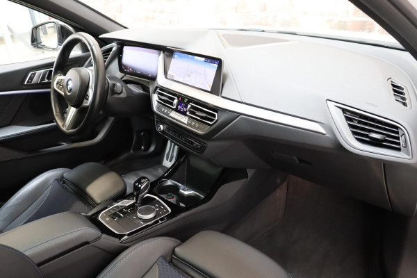 BMW 1-serie 118i High Executive M Sport Pakket Automaat / Live Cockpit Professional / Panoramadak / Lichtpakket / Shadow Line / Extra Getint Glas / 19 Inch / Achteruitrijcamera / Climate Control / Hifi / M Sportremsysteem / DAB / LED / Shadow Line