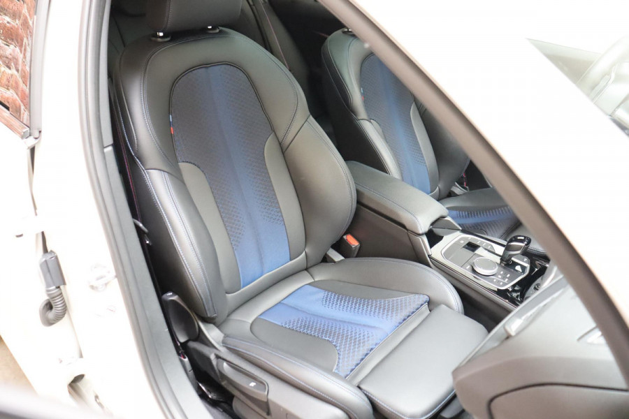 BMW 1-serie 118i High Executive M Sport Pakket Automaat / Live Cockpit Professional / Panoramadak / Lichtpakket / Shadow Line / Extra Getint Glas / 19 Inch / Achteruitrijcamera / Climate Control / Hifi / M Sportremsysteem / DAB / LED / Shadow Line