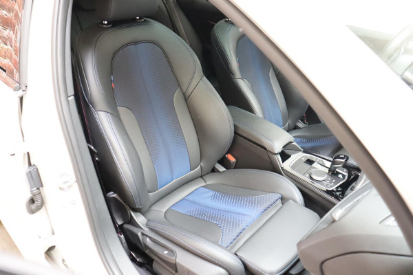BMW 1-serie 118i High Executive M Sport Pakket Automaat / Live Cockpit Professional / Panoramadak / Lichtpakket / Shadow Line / Extra Getint Glas / 19 Inch / Achteruitrijcamera / Climate Control / Hifi / M Sportremsysteem / DAB / LED / Shadow Line