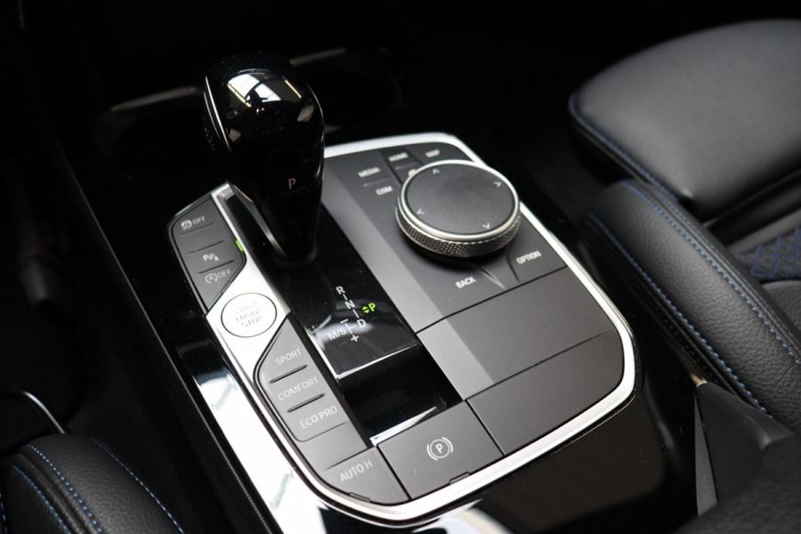 BMW 1-serie 118i High Executive M Sport Pakket Automaat / Live Cockpit Professional / Panoramadak / Lichtpakket / Shadow Line / Extra Getint Glas / 19 Inch / Achteruitrijcamera / Climate Control / Hifi / M Sportremsysteem / DAB / LED / Shadow Line