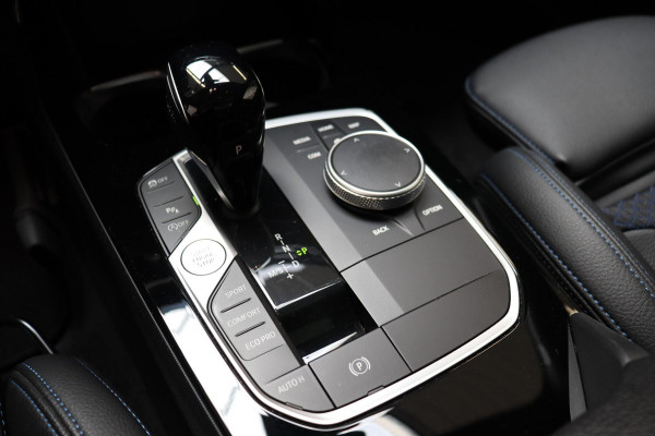 BMW 1-serie 118i High Executive M Sport Pakket Automaat / Live Cockpit Professional / Panoramadak / Lichtpakket / Shadow Line / Extra Getint Glas / 19 Inch / Achteruitrijcamera / Climate Control / Hifi / M Sportremsysteem / DAB / LED / Shadow Line