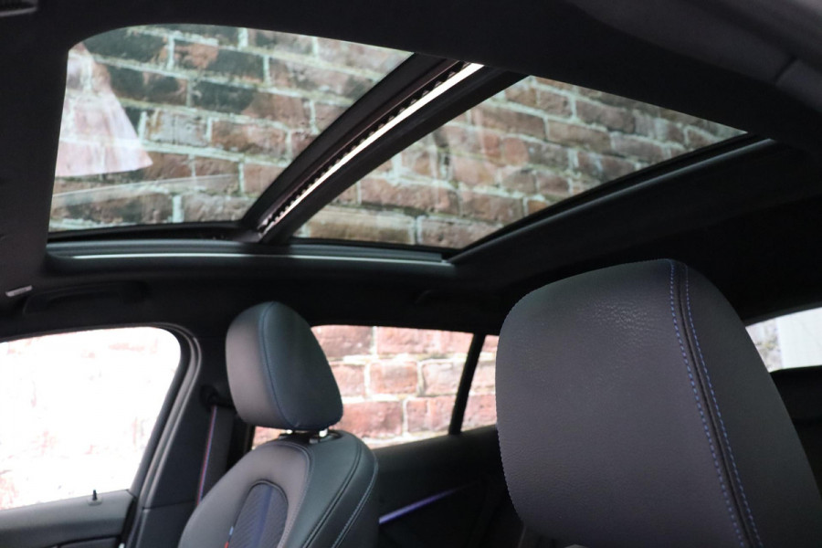 BMW 1-serie 118i High Executive M Sport Pakket Automaat / Live Cockpit Professional / Panoramadak / Lichtpakket / Shadow Line / Extra Getint Glas / 19 Inch / Achteruitrijcamera / Climate Control / Hifi / M Sportremsysteem / DAB / LED / Shadow Line