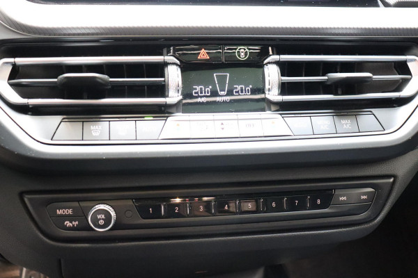 BMW 1-serie 118i High Executive M Sport Pakket Automaat / Live Cockpit Professional / Panoramadak / Lichtpakket / Shadow Line / Extra Getint Glas / 19 Inch / Achteruitrijcamera / Climate Control / Hifi / M Sportremsysteem / DAB / LED / Shadow Line