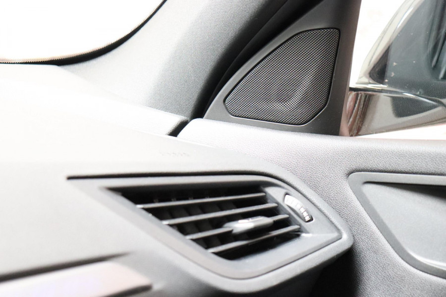 BMW 1-serie 118i High Executive M Sport Pakket Automaat / Live Cockpit Professional / Panoramadak / Lichtpakket / Shadow Line / Extra Getint Glas / 19 Inch / Achteruitrijcamera / Climate Control / Hifi / M Sportremsysteem / DAB / LED / Shadow Line