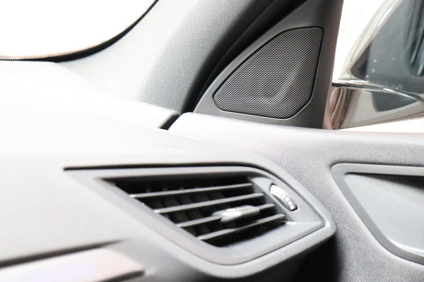 BMW 1-serie 118i High Executive M Sport Pakket Automaat / Live Cockpit Professional / Panoramadak / Lichtpakket / Shadow Line / Extra Getint Glas / 19 Inch / Achteruitrijcamera / Climate Control / Hifi / M Sportremsysteem / DAB / LED / Shadow Line