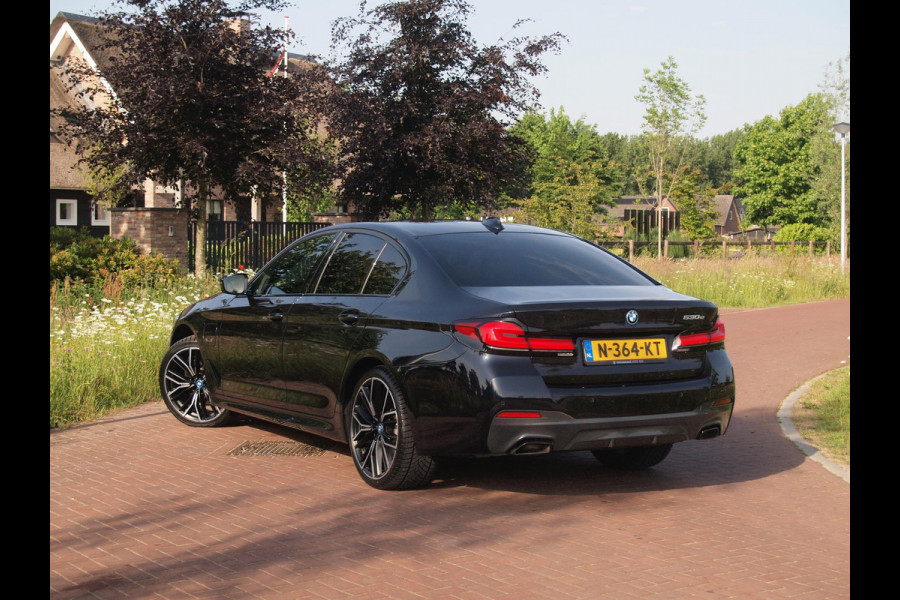 BMW 5 Serie 530e Business Edition Plus | Panoramadak | Sfeerverlichting | Laser LED | Apple Carplay |