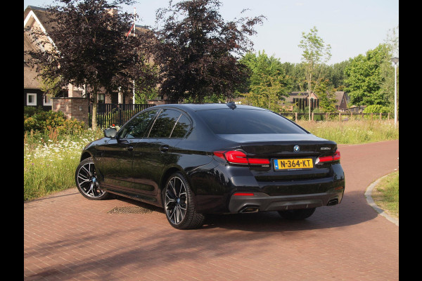 BMW 5 Serie 530e Business Edition Plus | Panoramadak | Sfeerverlichting | Laser LED | Apple Carplay |