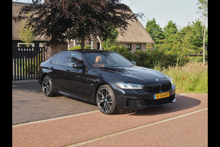 BMW 5 Serie 530e Business Edition Plus | Panoramadak | Sfeerverlichting | Laser LED | Apple Carplay |