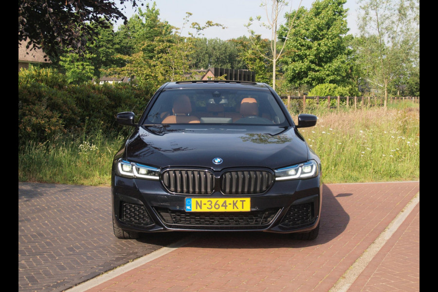BMW 5 Serie 530e Business Edition Plus | Panoramadak | Sfeerverlichting | Laser LED | Apple Carplay |