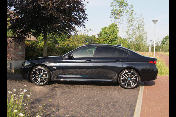BMW 5 Serie 530e Business Edition Plus | Panoramadak | Sfeerverlichting | Laser LED | Apple Carplay |