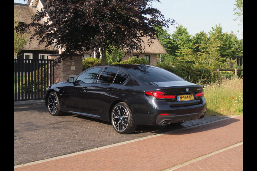 BMW 5 Serie 530e Business Edition Plus | Panoramadak | Sfeerverlichting | Laser LED | Apple Carplay |