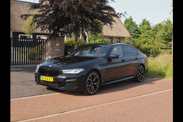 BMW 5 Serie 530e Business Edition Plus | Panoramadak | Sfeerverlichting | Laser LED | Apple Carplay |