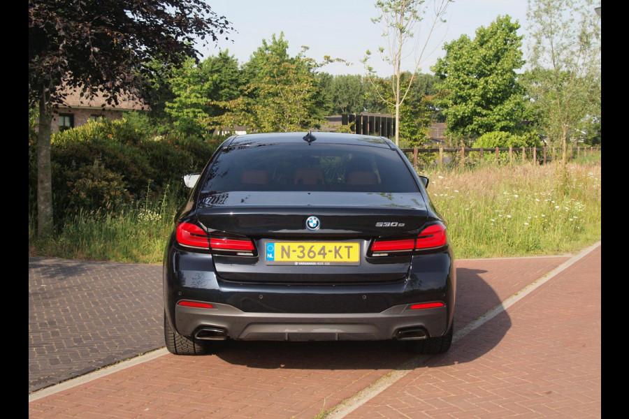 BMW 5 Serie 530e Business Edition Plus | Panoramadak | Sfeerverlichting | Laser LED | Apple Carplay |