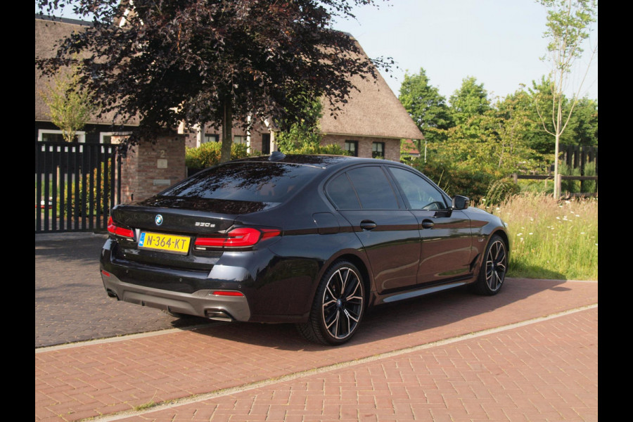 BMW 5 Serie 530e Business Edition Plus | Panoramadak | Sfeerverlichting | Laser LED | Apple Carplay |