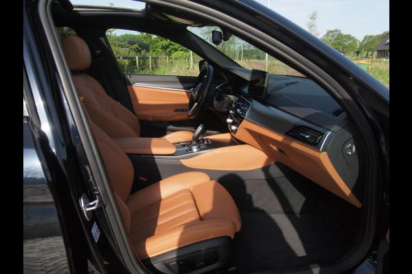 BMW 5 Serie 530e Business Edition Plus | Panoramadak | Sfeerverlichting | Laser LED | Apple Carplay |