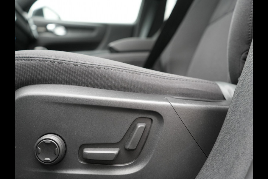 Volvo XC40 Single Motor Extended Range Ultimate 78 kWh 252pk Dealer O.H. | Panodak | Adaptive Cruise | 360 Camera | Harman / Kardon | Warmtepomp | Sportstoelen Memory & Verwarmd | Google Assistent | Keyless | Blis | Apple Carplay | DAB |