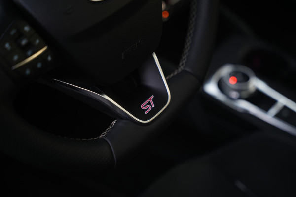Ford Focus 2.3 EcoBoost ST-X MK4 Virtual Teller Automaat | Panorama | HUD | ACC | Performance Seats | Camera | Winter Pack