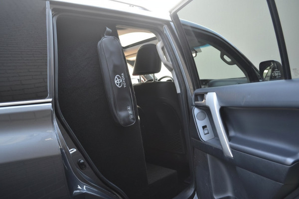 Toyota Land Cruiser 150 2.8 D-4D-F Executive Window Van