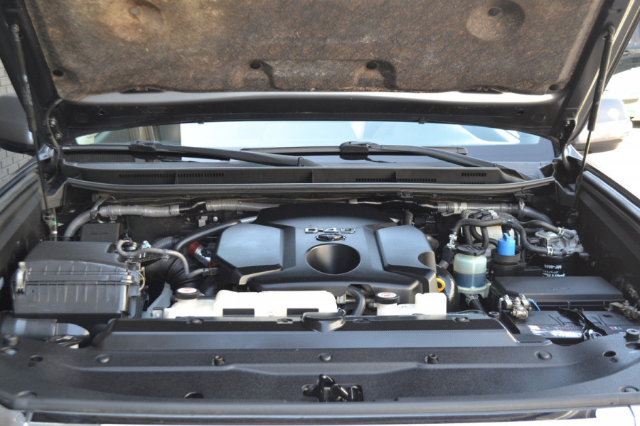 Toyota Land Cruiser 150 2.8 D-4D-F Executive Window Van