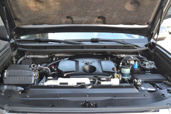 Toyota Land Cruiser 150 2.8 D-4D-F Executive Window Van