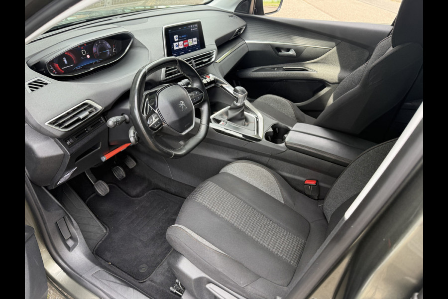 Peugeot 5008 1.2 PureTech Blue Lease Executive ** Trekhaak ** 7-persoons ** Navigatie ** NAP!!