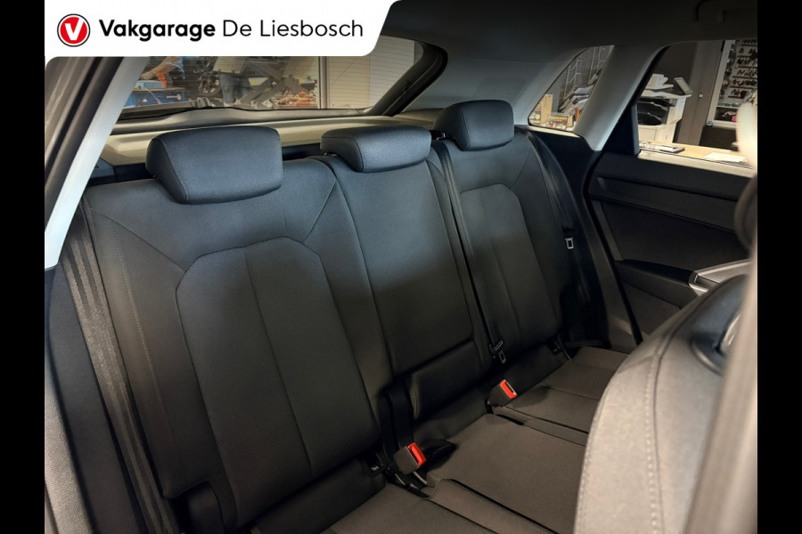 Audi Q3 35 TFSI Business Edition Automaat / pdc / cruise / car-play / stoelverwarming / trekhaak