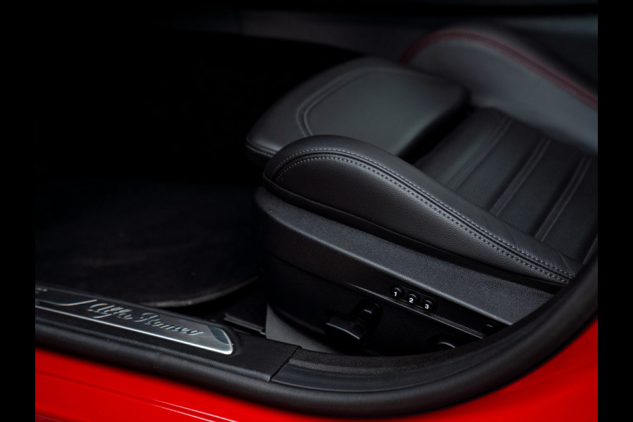 Alfa Romeo Giulia 2.0T GME AWD Competizione 280pk | Pano-dak | Harman/Kardon | ADAS Pack 2