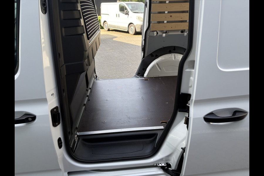 Volkswagen Caddy Cargo 2.0 TDI Airco - Apple carplay - Navigatie - Parkeersensor achter - Zijschuifdeur links/ rechts - Tussenschot volledig - Cruise control - Mistlampen - Bluetooth - Stuur multifunctioneel - Elektrische ramen - Start/stop systeem
