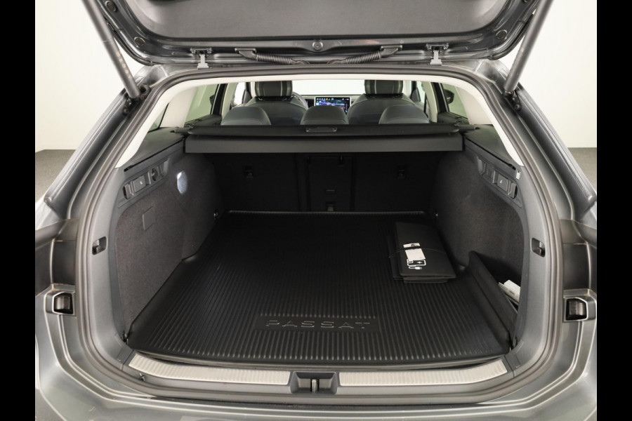 Volkswagen Passat Variant Elegance Business 1.5 eHybrid 150 kW / 204 pk Panoramaschuif/kanteldak, Lederen interieur, Stoelventilatie en massage