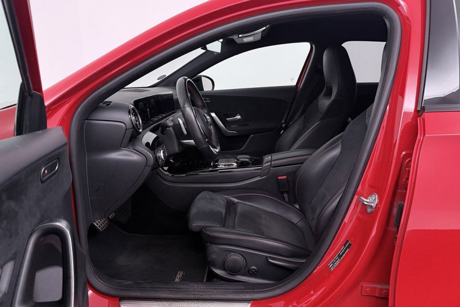 Mercedes-Benz A-Klasse 200 Business Solution AMG Night Pakket (NL-auto, Goed OndH, Camera, Navi, StoelV, PDC V+A, Etc)