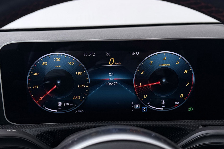 Mercedes-Benz A-Klasse 200 Business Solution AMG Night Pakket (NL-auto, Goed OndH, Camera, Navi, StoelV, PDC V+A, Etc)