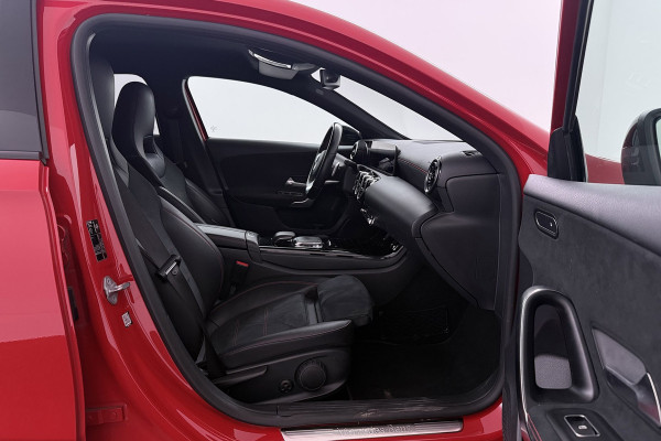 Mercedes-Benz A-Klasse 200 Business Solution AMG Night Pakket (NL-auto, Goed OndH, Camera, Navi, StoelV, PDC V+A, Etc)