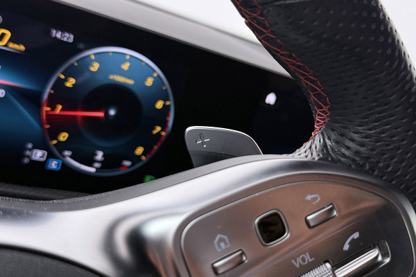 Mercedes-Benz A-Klasse 200 Business Solution AMG Night Pakket (NL-auto, Goed OndH, Camera, Navi, StoelV, PDC V+A, Etc)